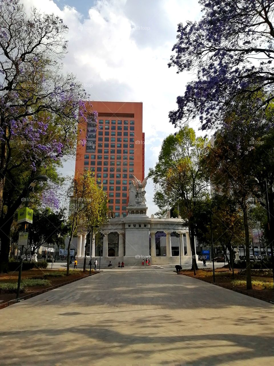 El Hemiciclo a Juárez es un cenotafio que se encuentra ubicado en la Alameda Central Honra la memoria de Benito Juárez, cuyos restos reposan en el Panteón de San Fernando.

Al fondo la torre de la Secretaría de Relaciones Exteriores.