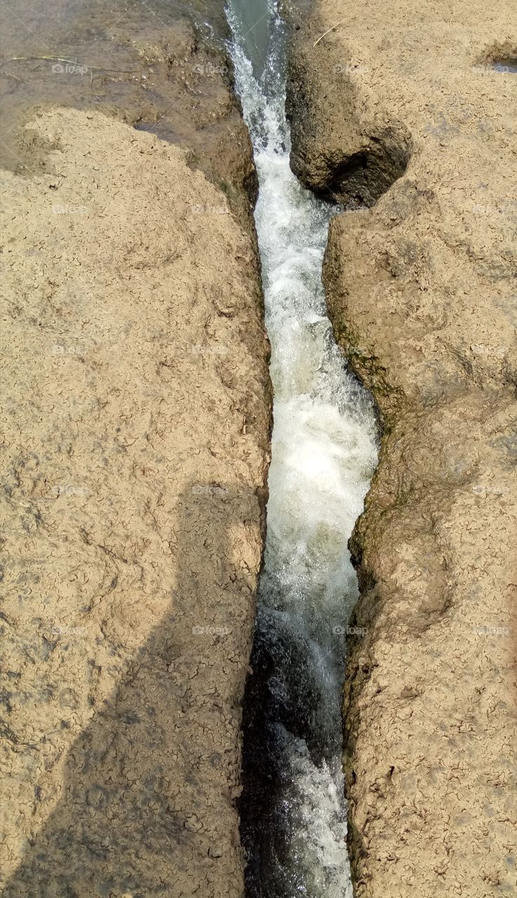 water flowing between the rock
