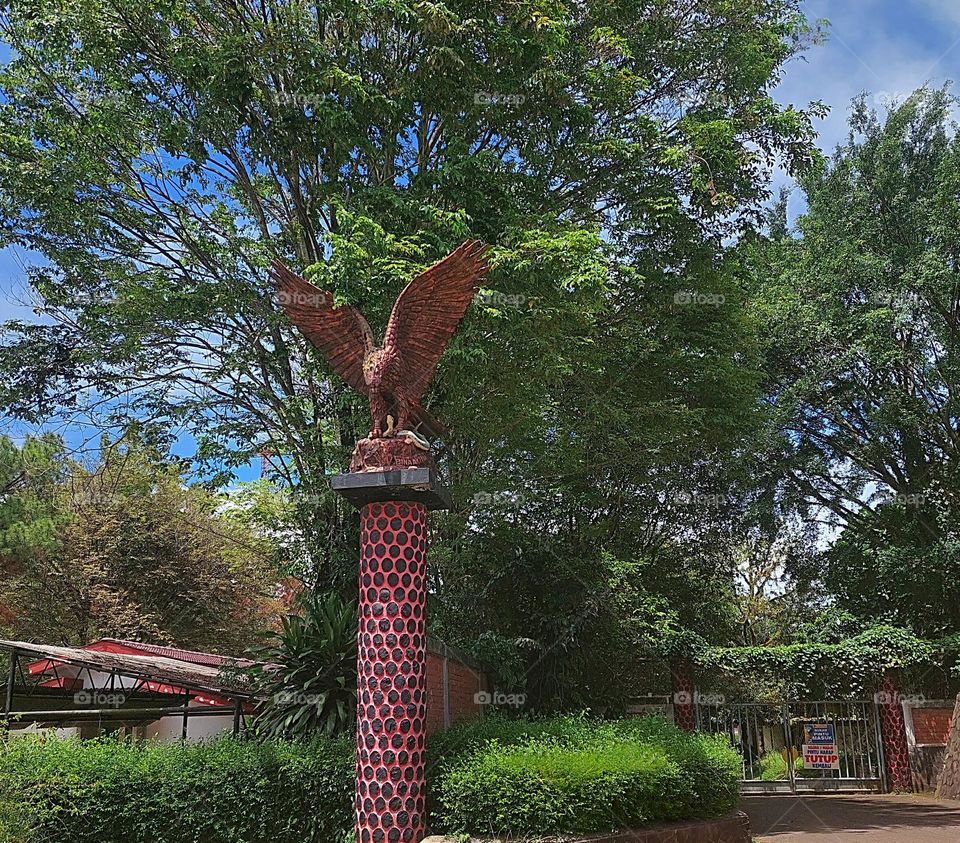 eagle statue in the park