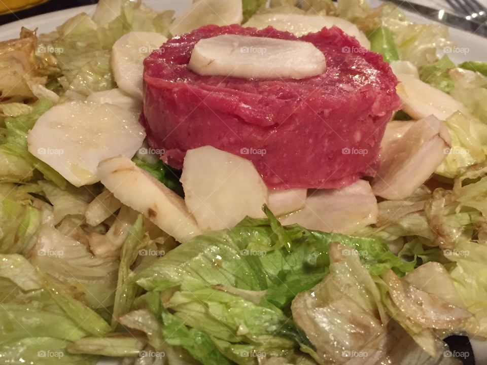 Beef on a bed of salad and topinambur
