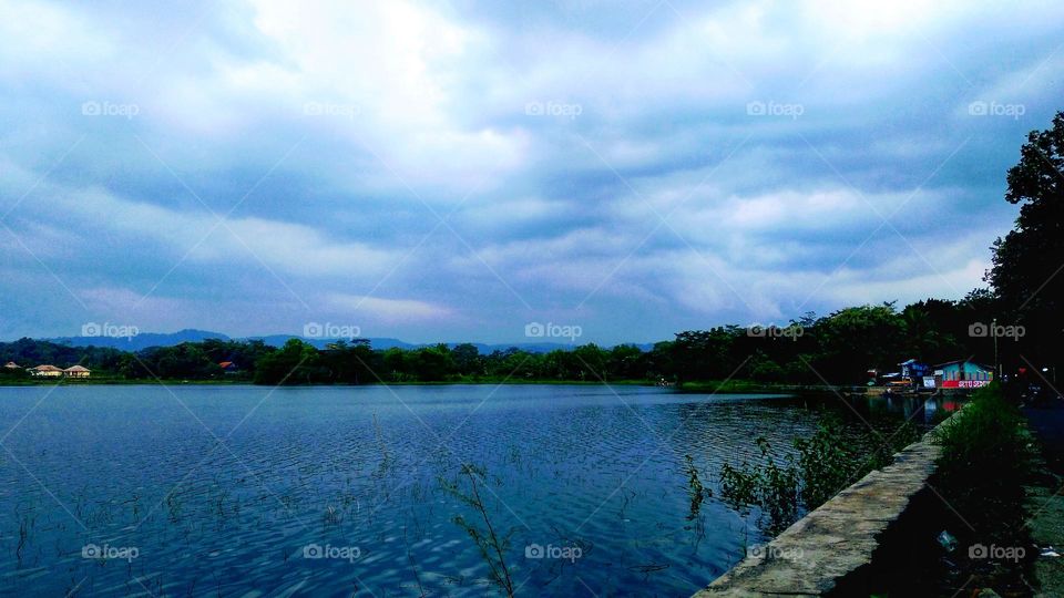 Beautiful scenery on the edge of the lake before sunset