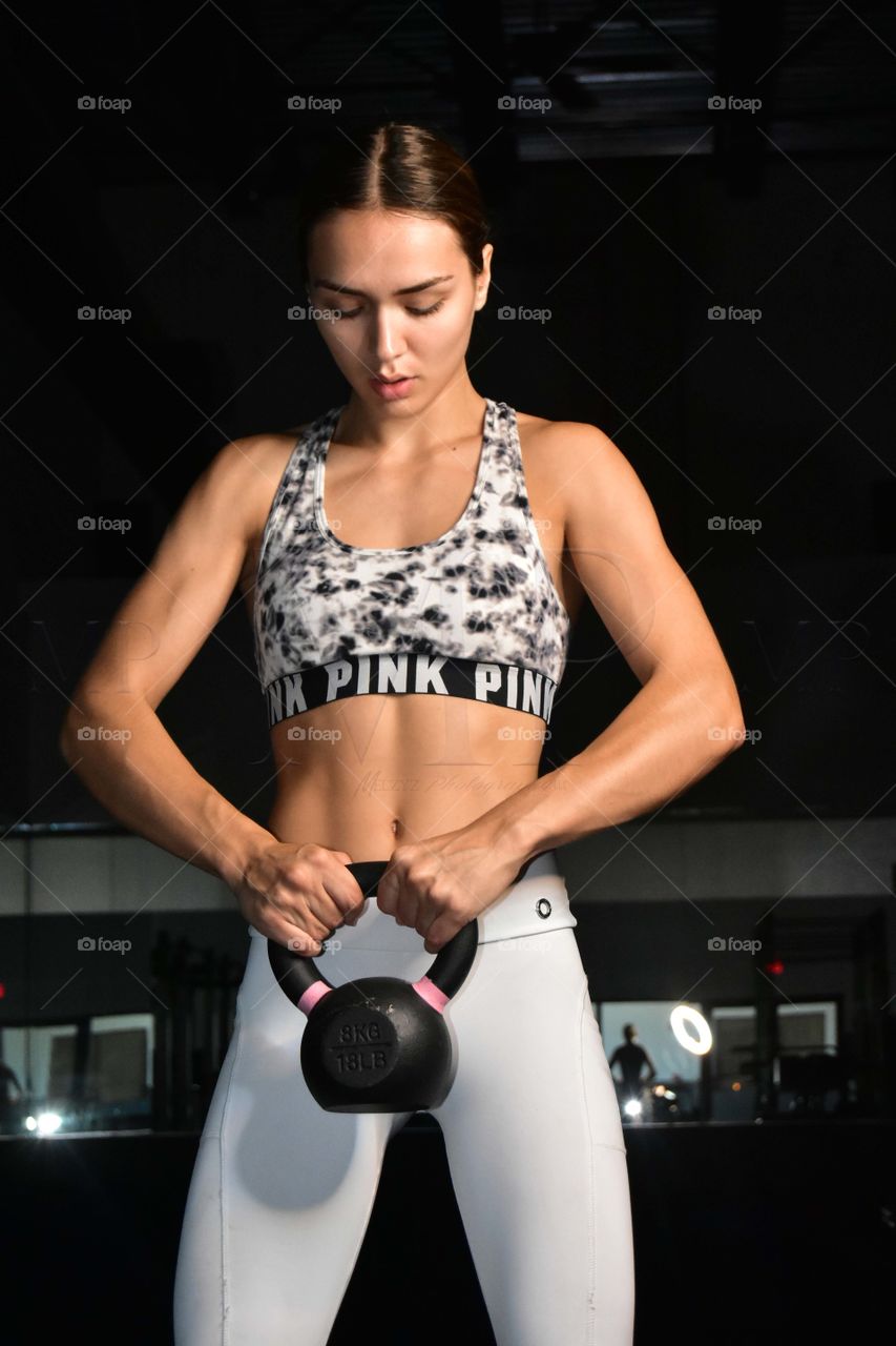 Lifting kettlebells to gain muscle