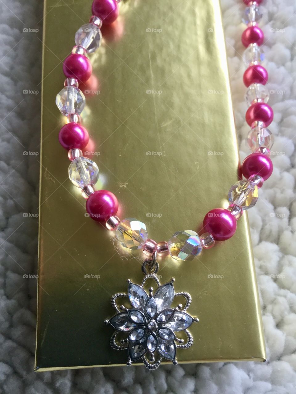 Beautiful necklace with floral pendant 