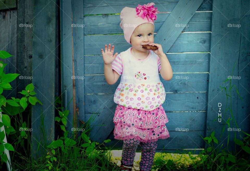 My darling like eat on the garden 