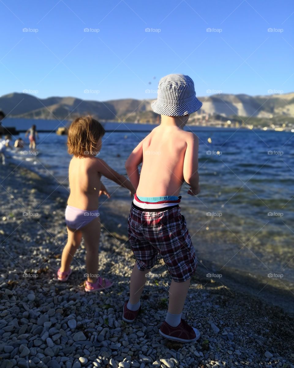 Кто дальше бросит камень в море?