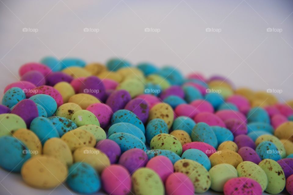 Speckled eggs are so bright and colourful and form an ellipsis in this picture. And the taste sensation