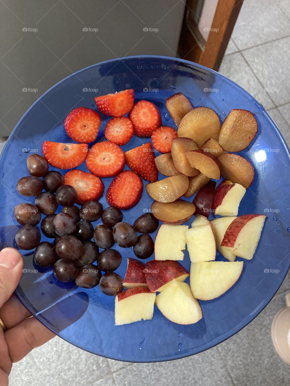 🇺🇸 The hour of health!
Who wants healthy fruit?
Strawberry, plum, grape and apple!
The kids (and daddy with mommy) love it! / 🇧🇷 A hora da saúde!
Quem quer frutas saudáveis?
Morango, ameixa, uva e maçã!
As crianças (e o papai com a mamãe) amam!