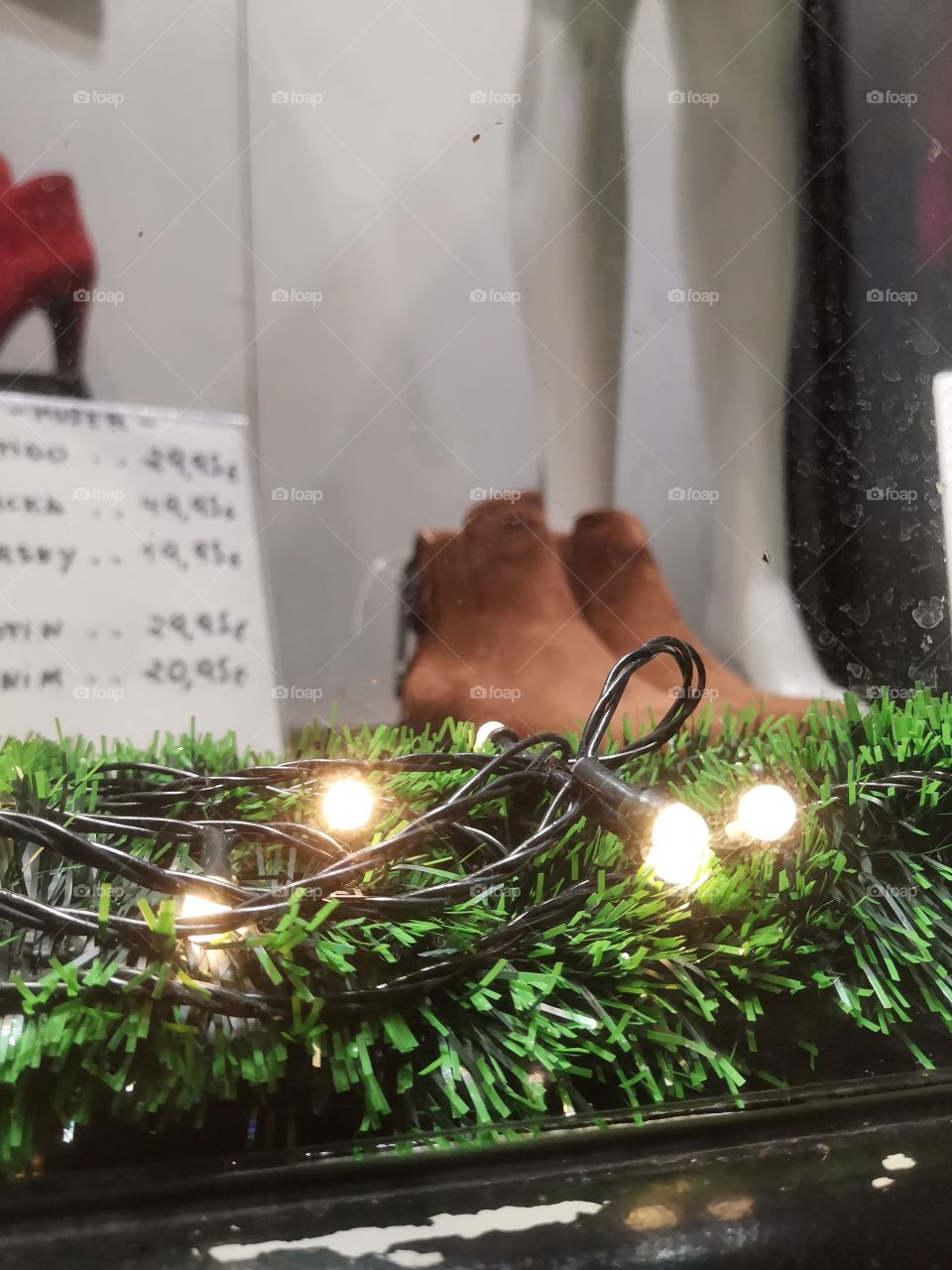 Botas marrones en comercio con luces navidad