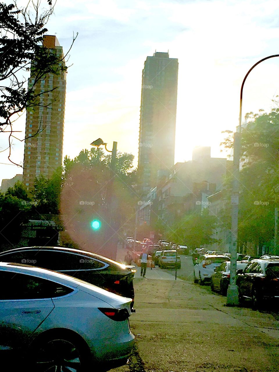 This picturesque impression from the „Big Apple“ that is NYC was photographed on „Borden Ave“ in the vicinity of „11th Street“ approximately during the golden hour of sunset in the Fall of 2020. Hypnotic Productions