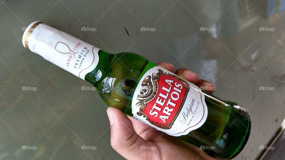 Cerveja Stella Artois. Garrafinha, rótulo, tampinha.