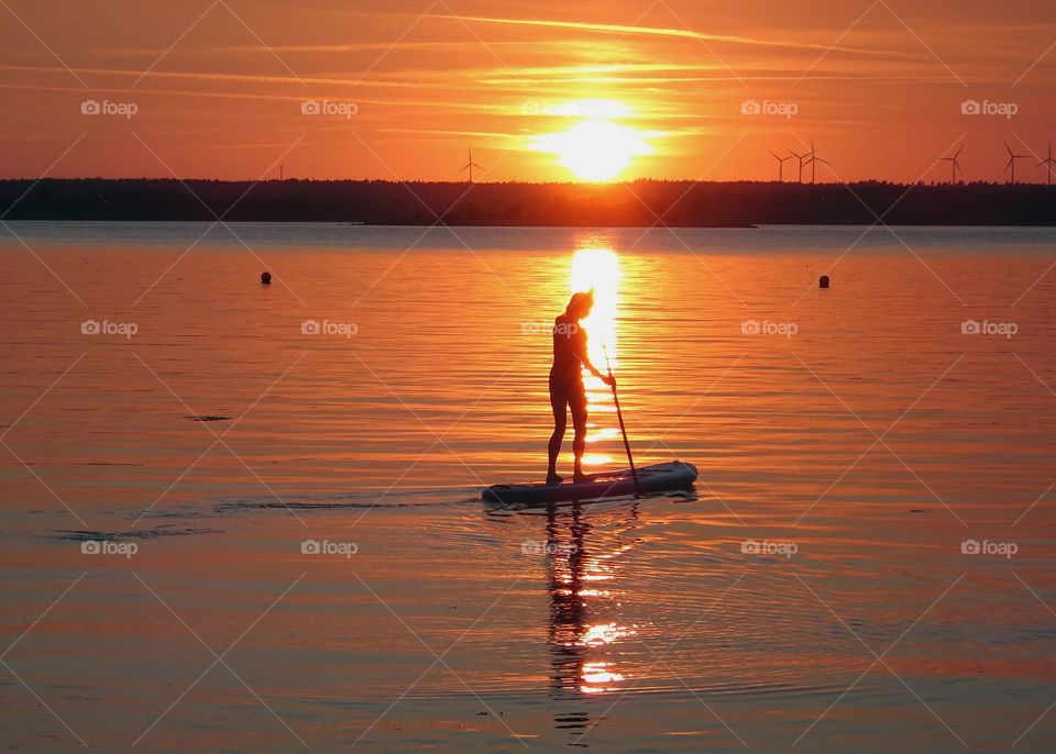 Standup paddling at Gökalv, in the sun