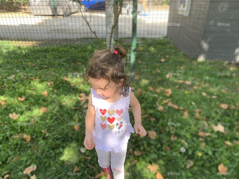 Niña feliz jugando otoño