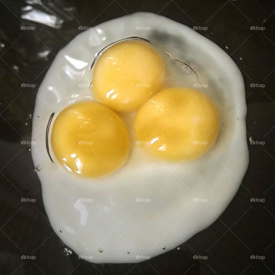 egg with three yolks