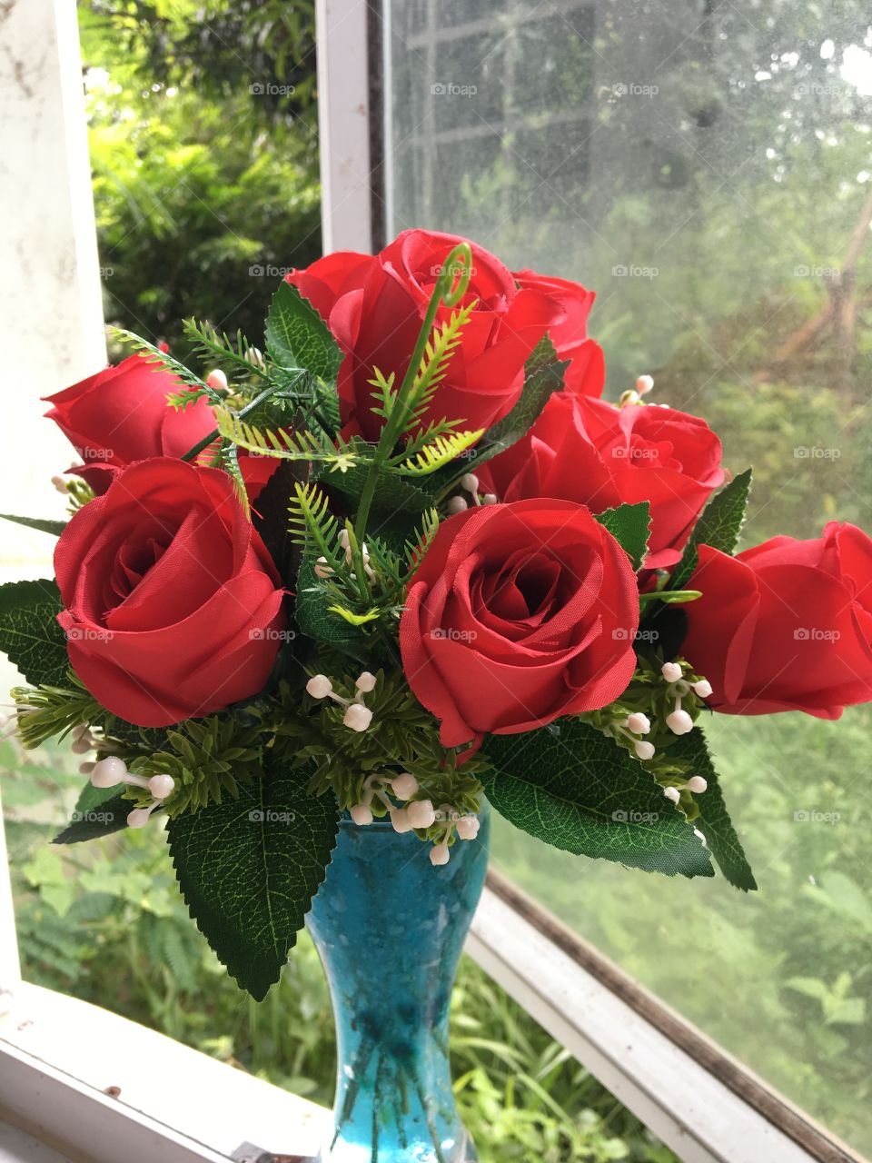 Red roses on the vase