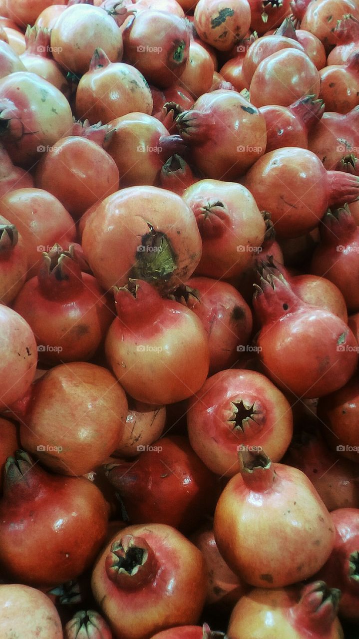 Abundence of fresh healthy round 
globe-shaped pomegranates