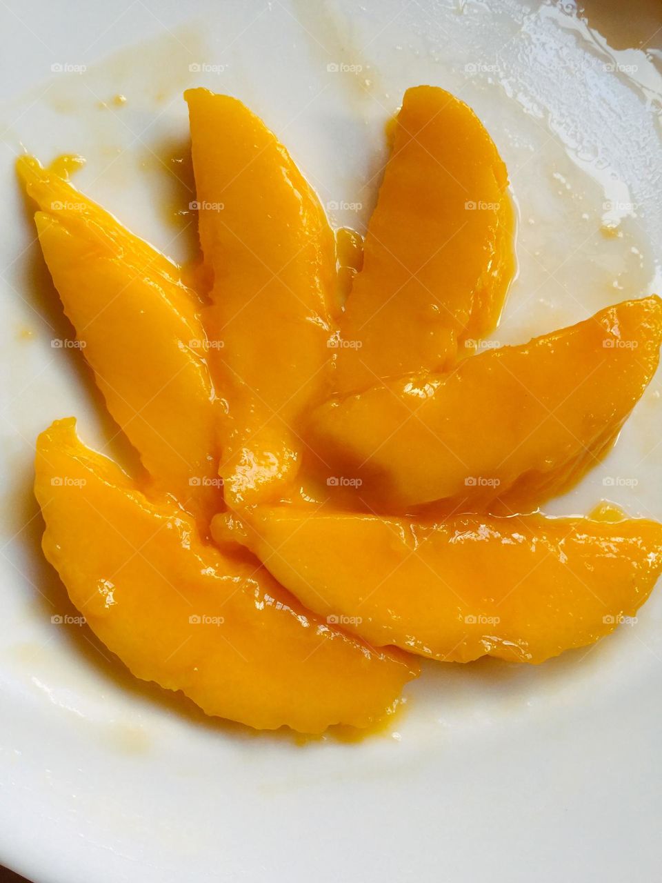 Ripe mango slices