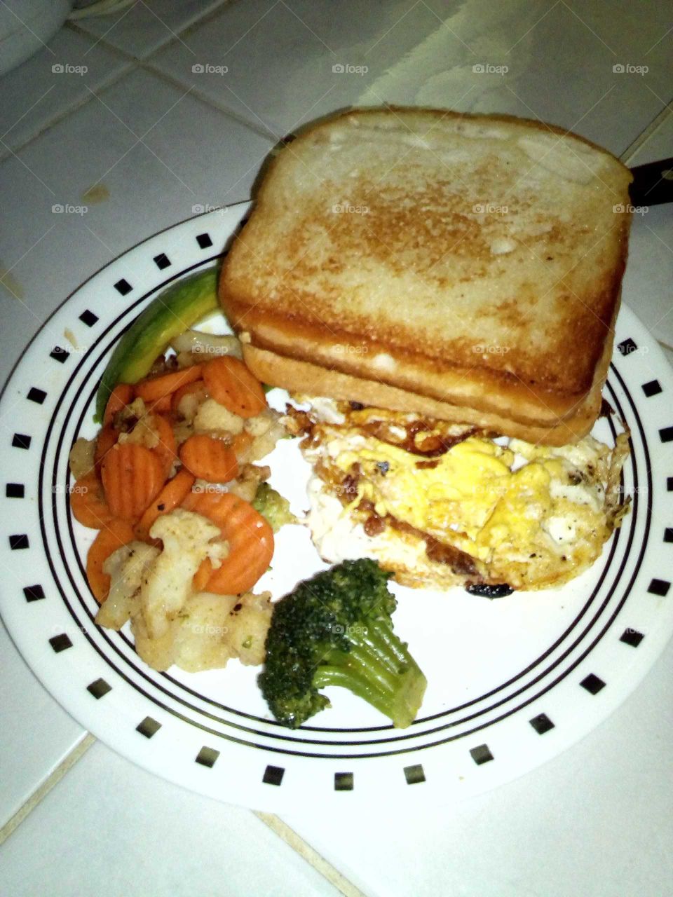 I enjoy eating many different virety of food and still enjoy going in the kitchen to make them .