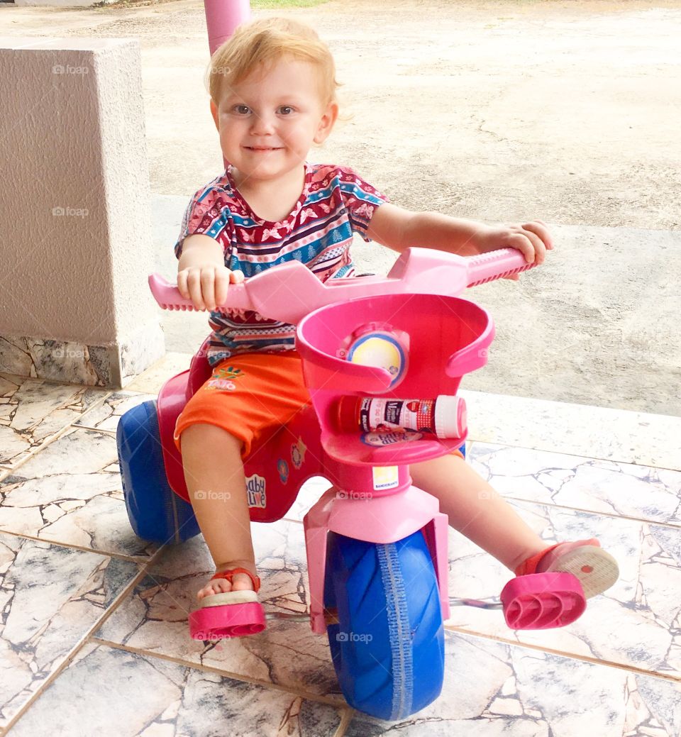 ‪Meu doce sorriso!‬
‪A minha “cabelinho de milho” aprendendo a pedalar!‬
‪💗🎈🎉✨‬
‪#PaiDeMeninas #Carinho #Amor #Felicidade #Alegria #Sorriso ‬