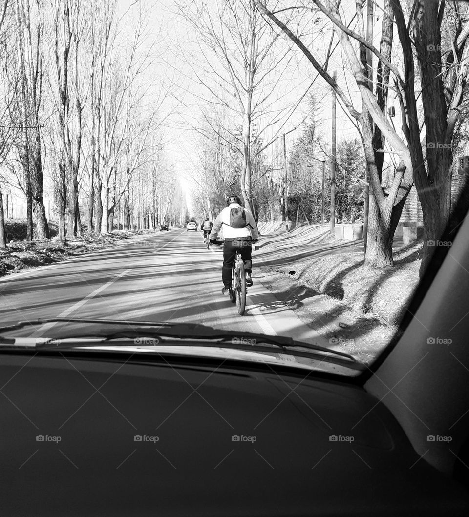 acompañando a los ciclistas desde el coche