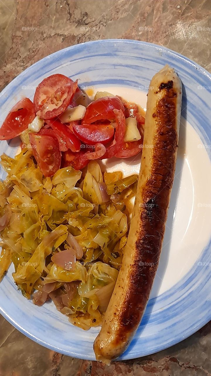 Kohl mit Bratwurst und Tomatensalat