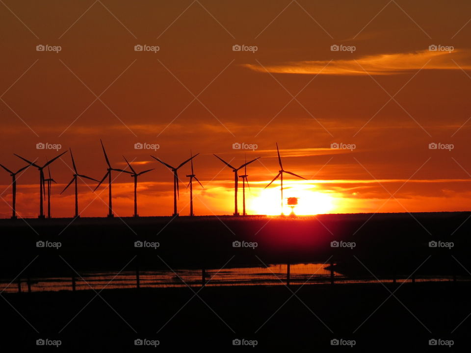 Solnedgång över Öresund. En underbar solnedgång men bakom ryggen stod de svarta ovädersmolnen och väntade.