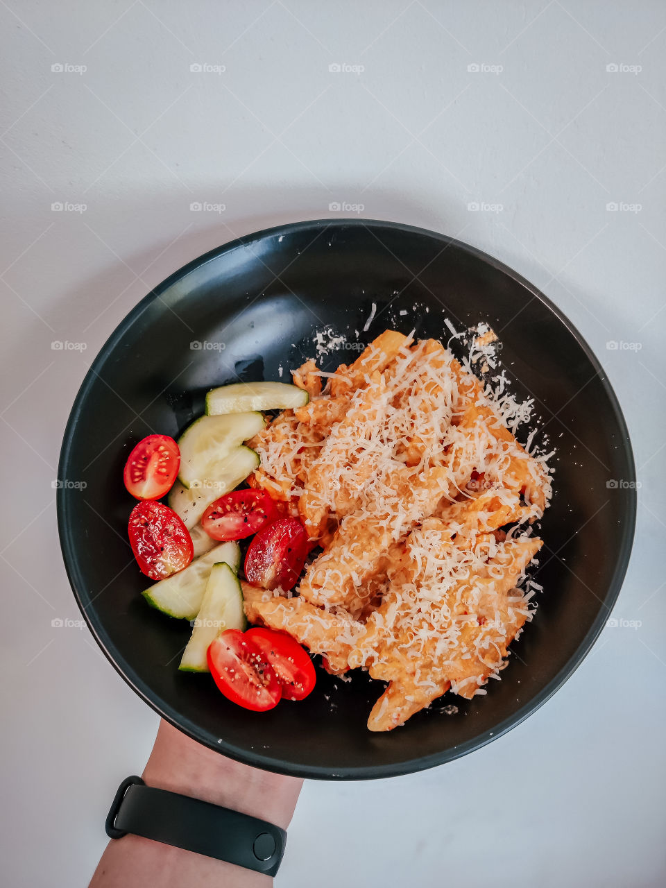 Paprika pasta with salad