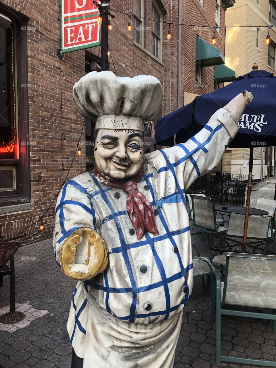The “Chef” outside of Supano’s SUPANO'S PRIME STEAKHOUSE SEAFOOD & PASTA Restaurant welcomes you to come in and eat.
#howdidyoureact 