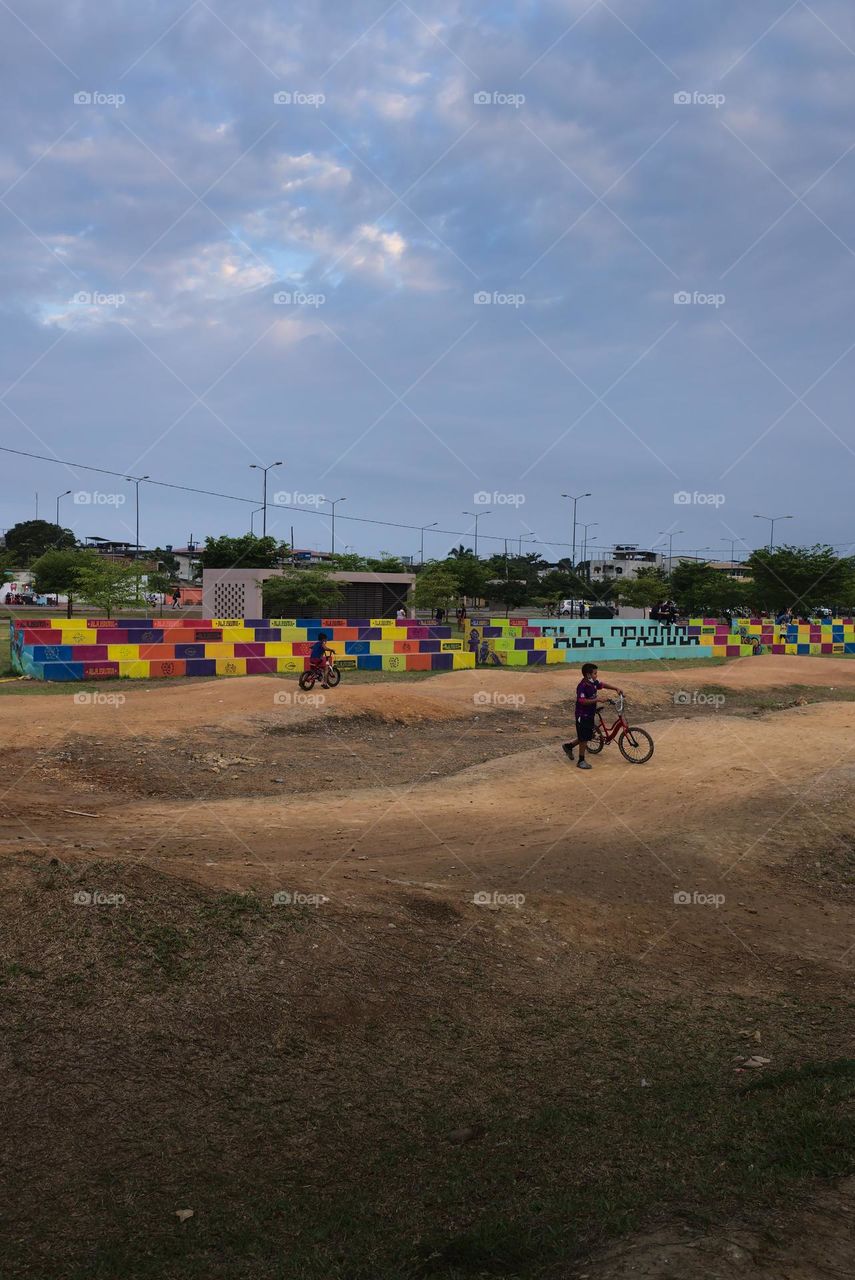 Dirt circuit for the practice of adventure cycling in the city of machala, ecuador.