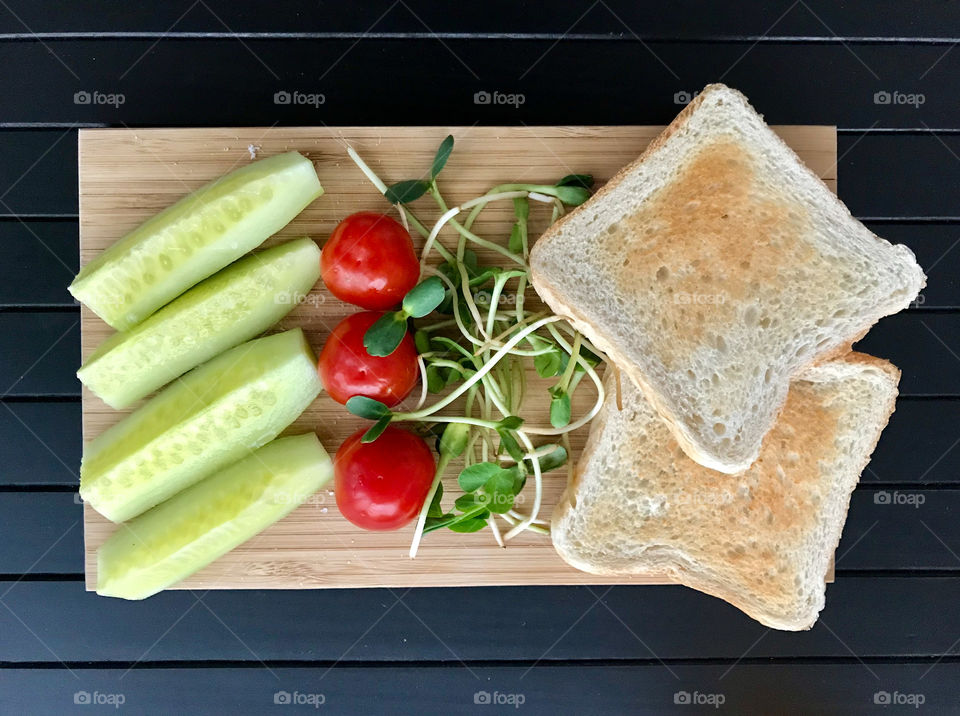 Vegetables and bread 