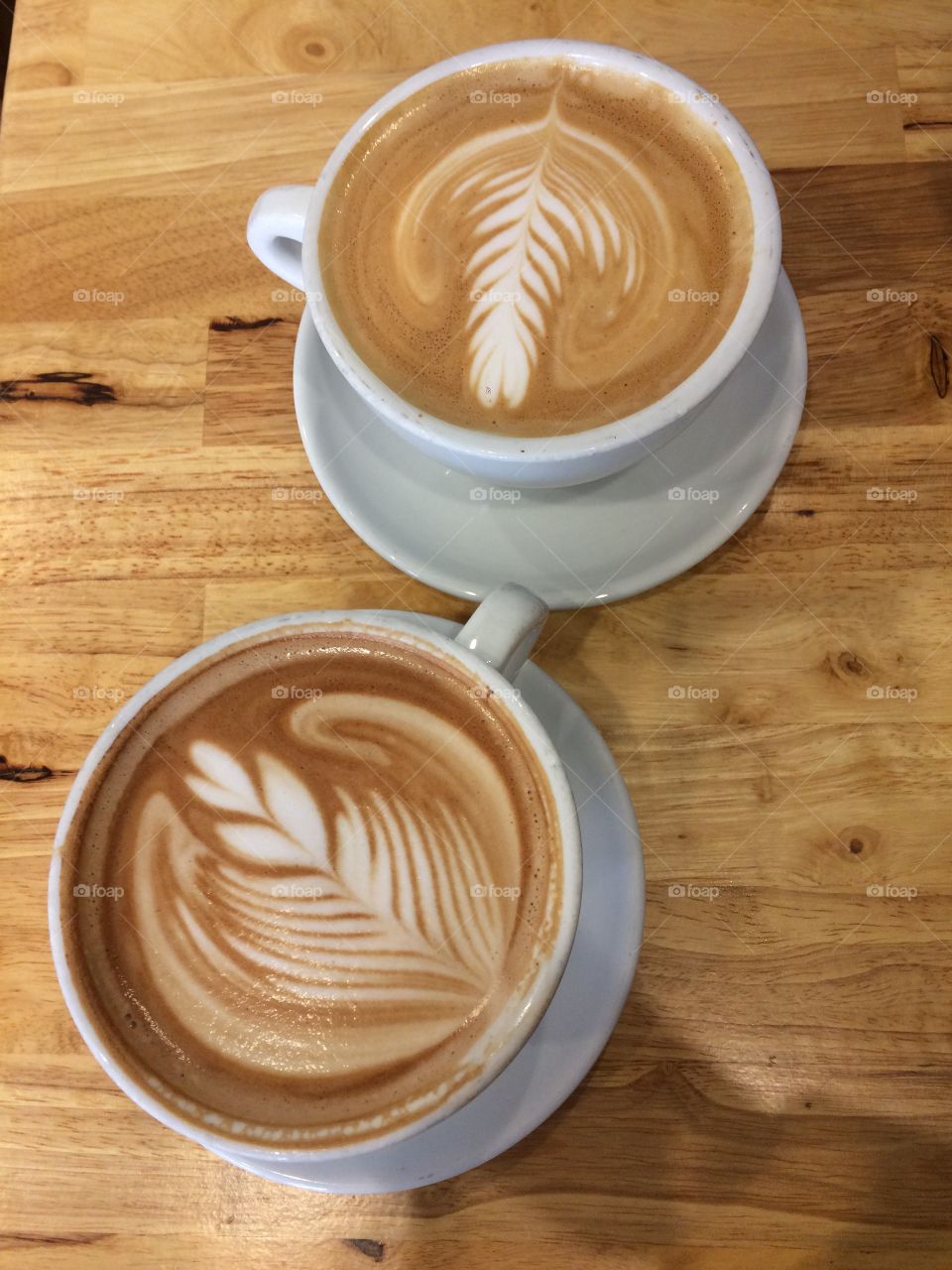 Two coffee cups's with latte art