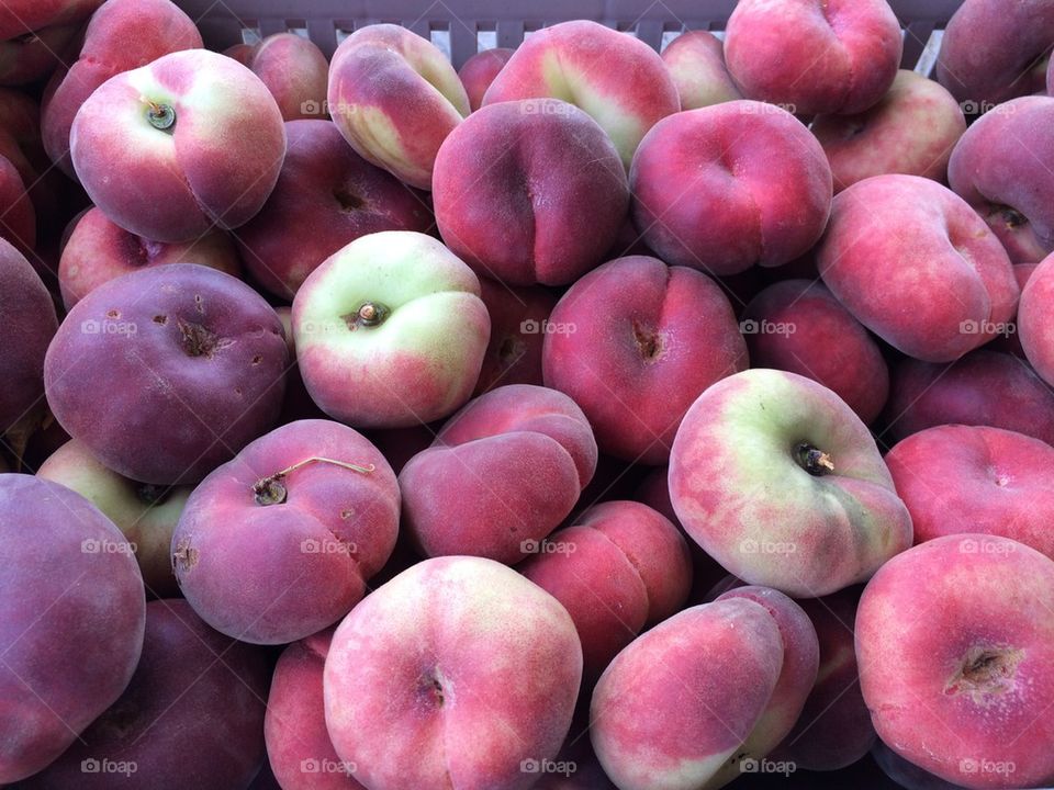 Saturn peaches at the market