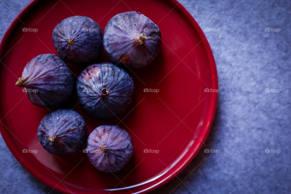 fresh figs on a burgundy plate