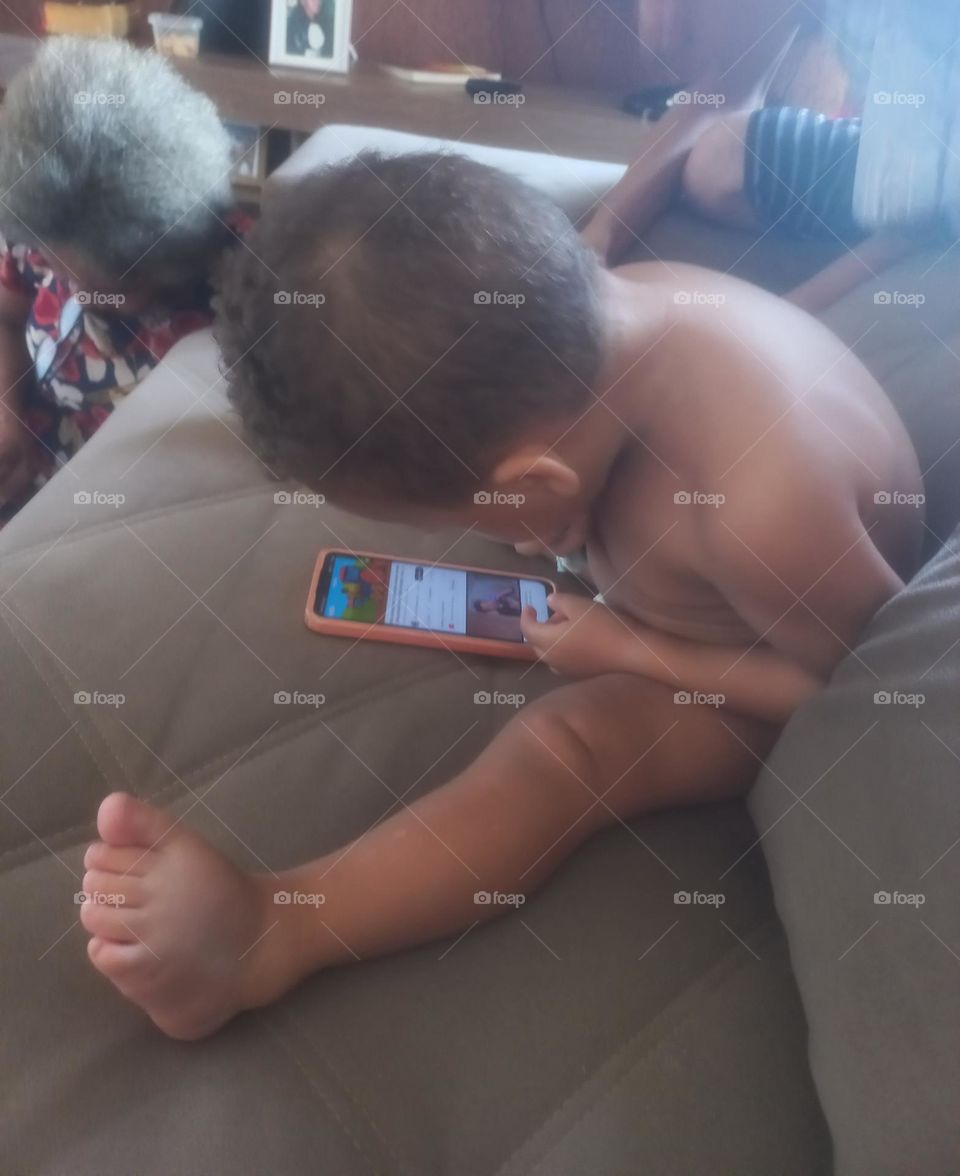 A criança e os desenhos. Os desenhos animados ajudam no desenvolvimento  da linguagem, do vocabulário e despertam a criatividade e a imaginação. Momentos  de lazer, em doses controladas e saudáveis,  os desenhos educativos, para crianças são   ótimos