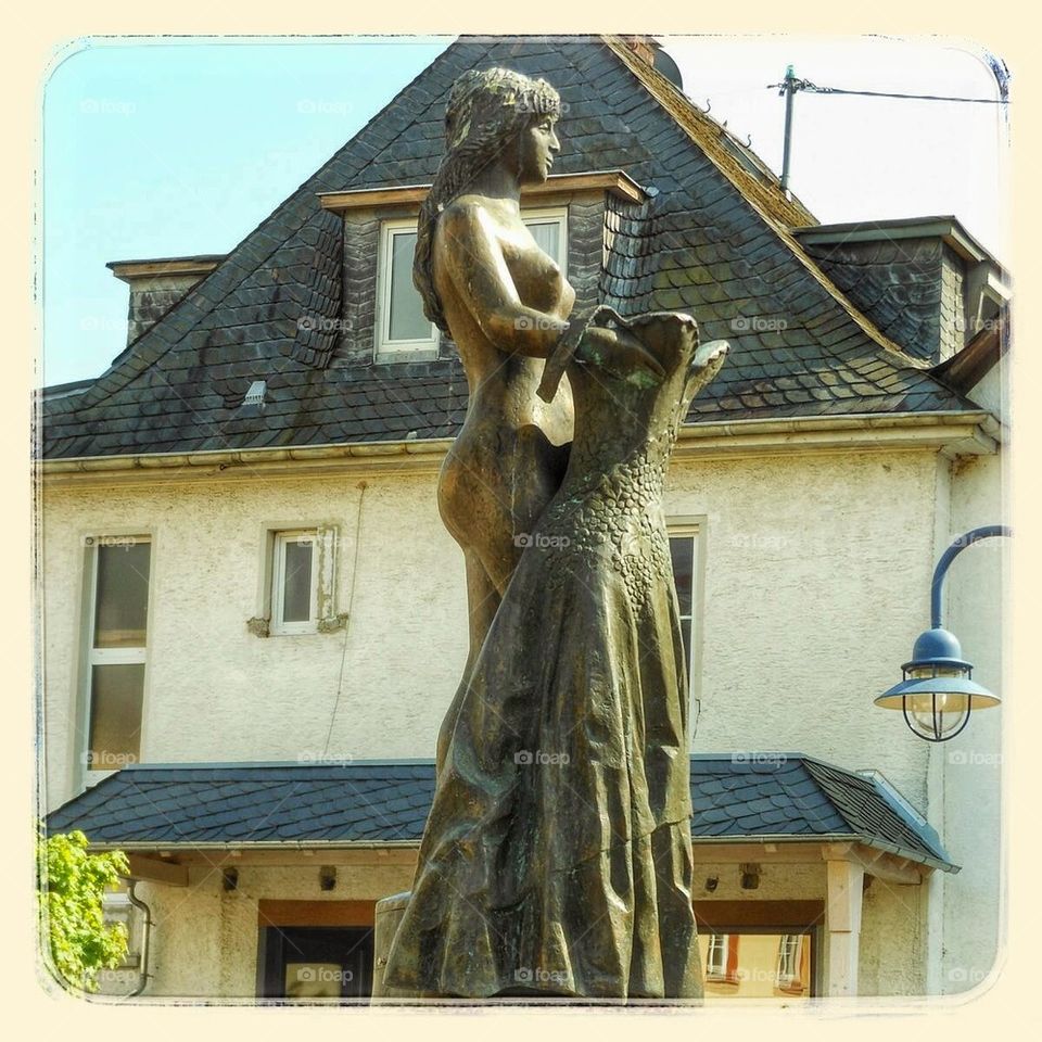 Statue of young maiden in Bullay 
