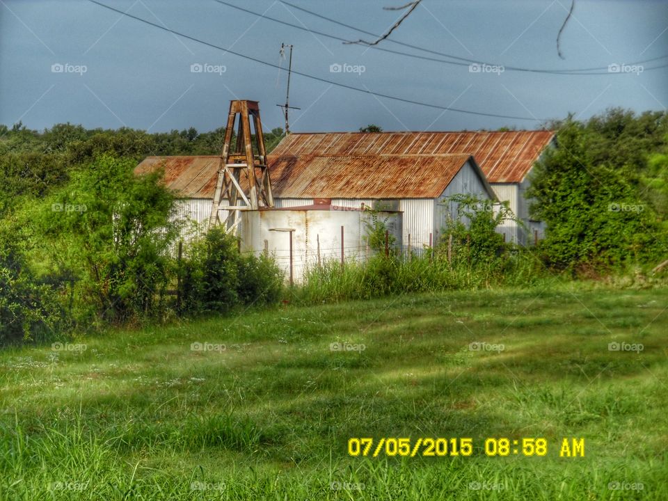 old 👵 Derrick. This is a picture of a old country barn and a Derrick that I saw while out exploring in this area