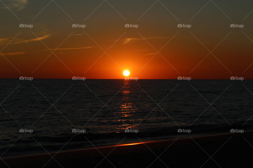 Sunset  at Faro beach / Por do sol na praia de Faro

canon eos 1200D
1/1250
f/5.6
Iso 100
55mm