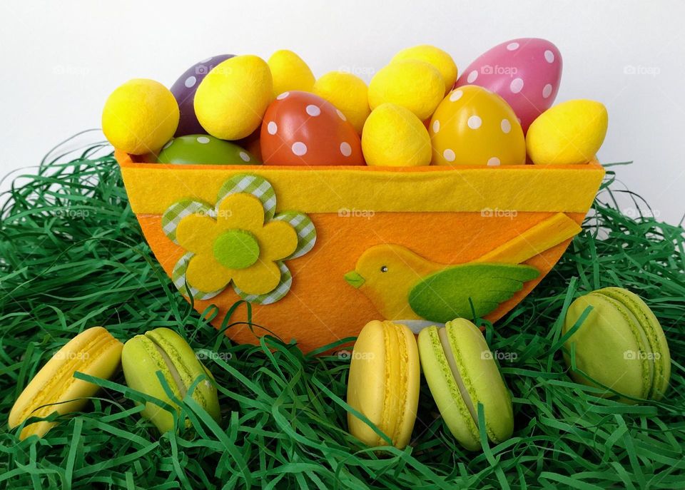 Basket with eggs💛🐰💚 Happy Easter 💚 🐣💛🐰 Macarons💛💚