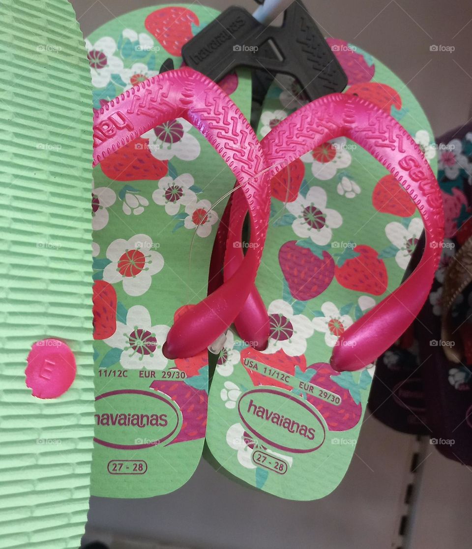 Chinelos  delicados, mimosos, leves e resistentes. Não  escorregam, firmes nos pés e no chão. Chinelos Havaianas  o ideal para qualquer  ocasião!