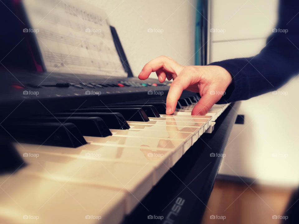 The daughter plays the santasator. First steps to music

The daughter plays the santasator. First steps to music

The daughter plays the santasator. First steps to music