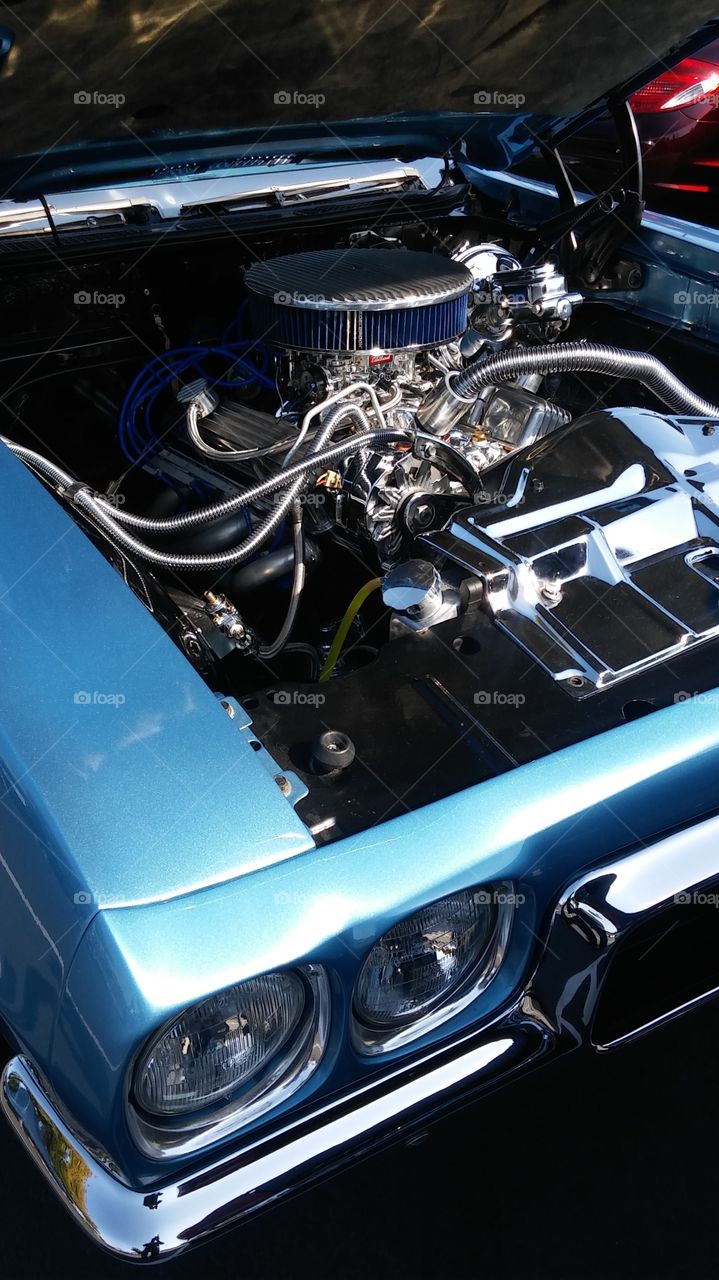 muscle car chromed engine