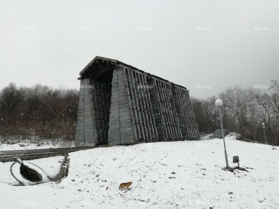 Modern monument three parted alignment