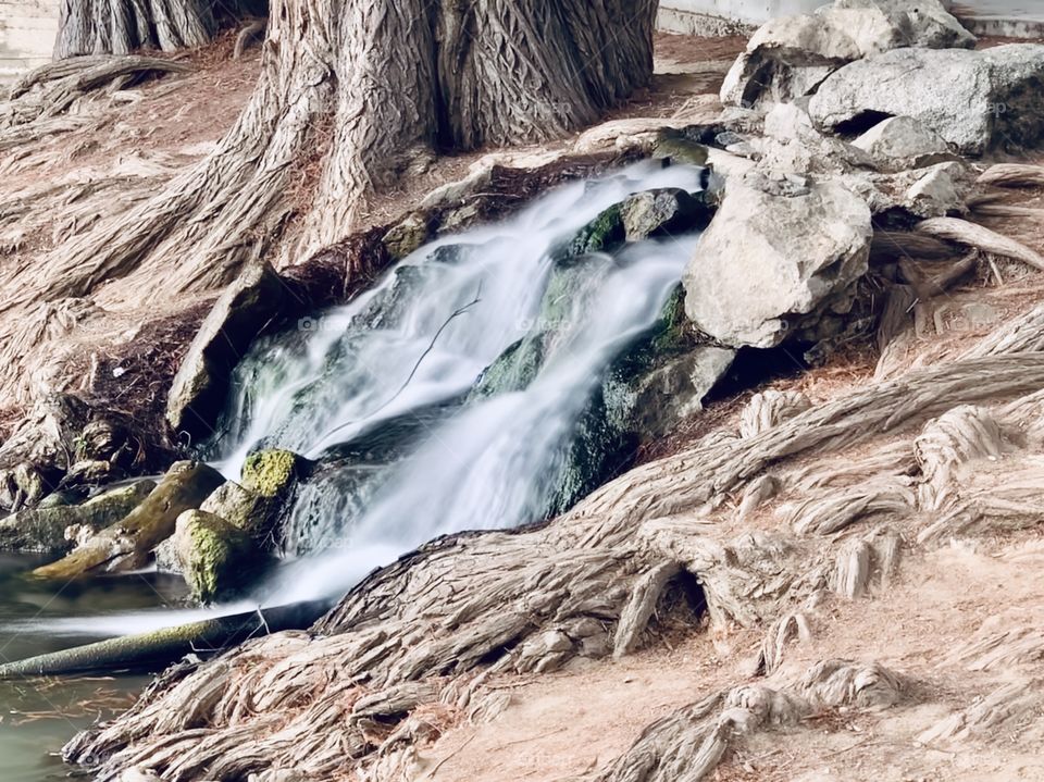 Flow of water into the pond at Fairmount Park’s Lake Evans located in Riverside, California 