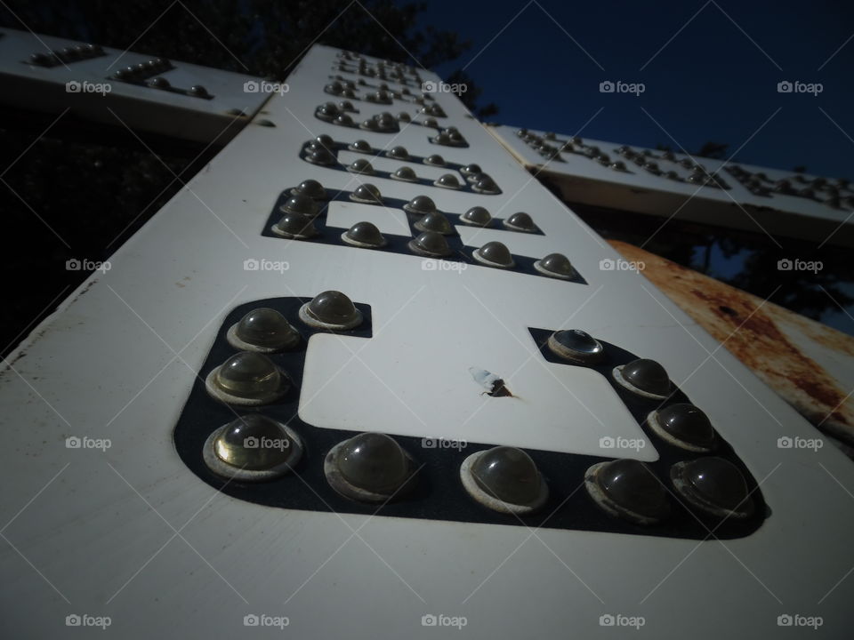 cross ➕. This is a closeup picture of a railroad sign. 👣 🚶 🏃 🔥 💨