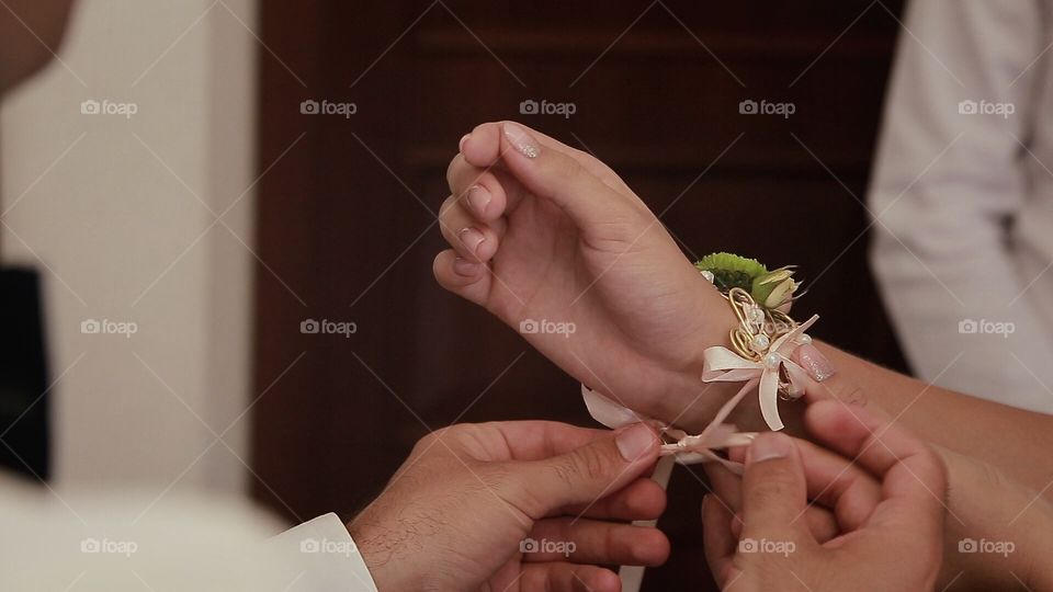 Hands of bridesmaid