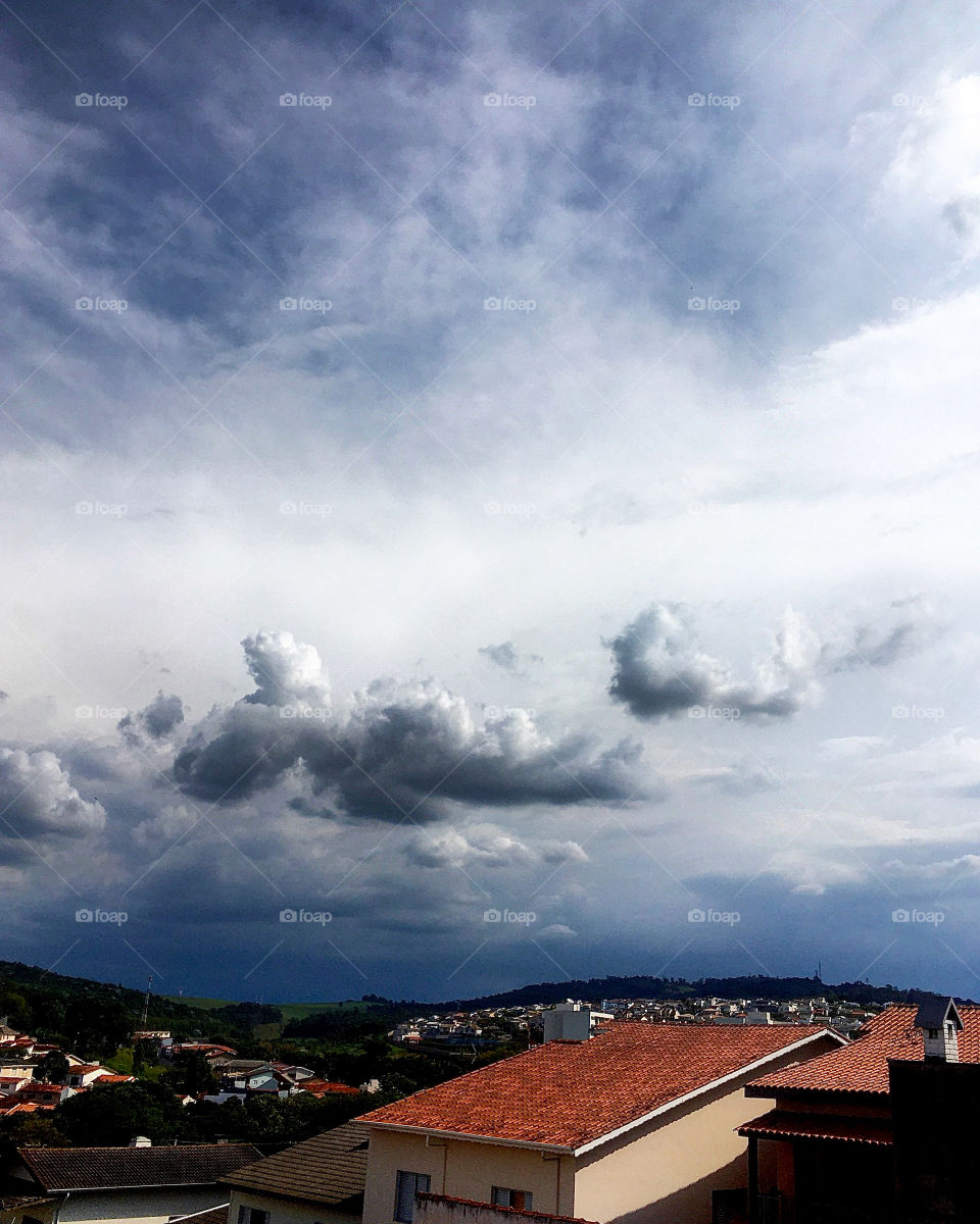 🇧🇷Acho q se aproxima a hora da chuva. Ou hoje ela virá mais tarde?
Aliás: que nuvenzinha rebelde é aquela?
🇺🇸I think the rain is approaching. Or will she come later today?
By the way: what little rebel cloud is that?  It looked beautiful in the photo.