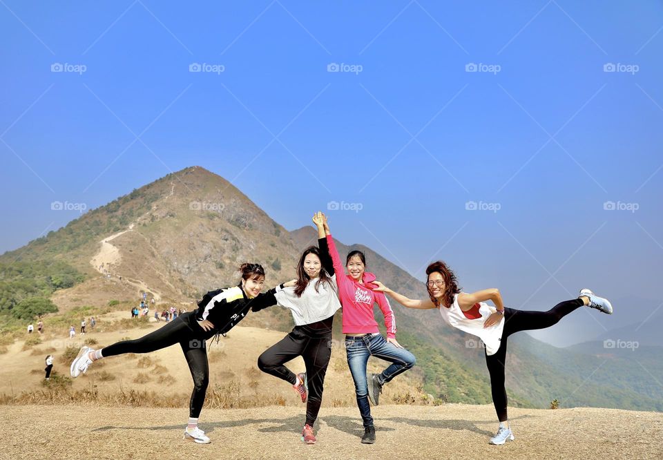 Ladies date ~ group yoga on the hillside 