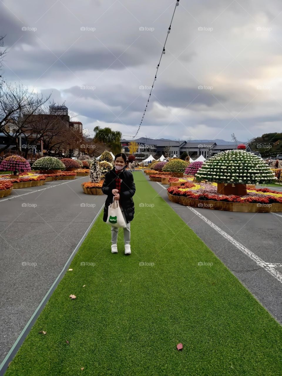 a flower festival in our place. Even though she can't see. but she can smell the scents of every flowers and she can touch to know its shapes. i do write some shapes on her palm to let her know how it looks like. she really enjoy it so much.