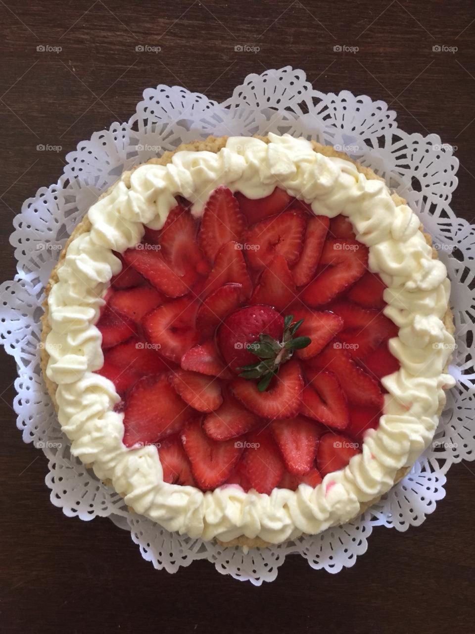 hermosos colores de esta tarta de frutilla espero que disfruten la foto