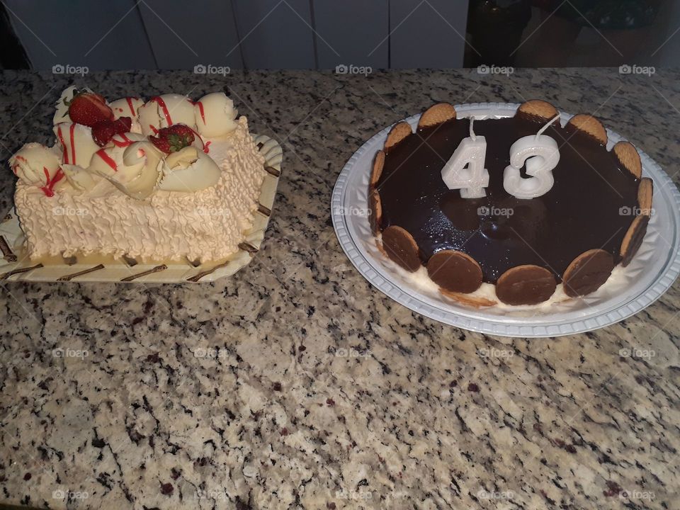 white chocolate cakes with strawberries very tasty bolotherapy and cake with chocolate and cookies