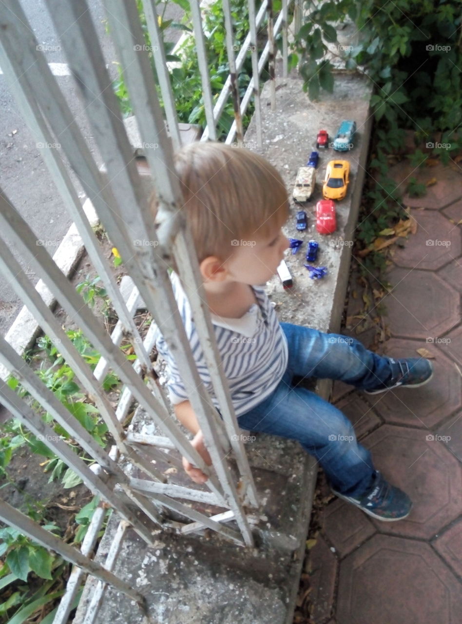 Мальчик игрушки